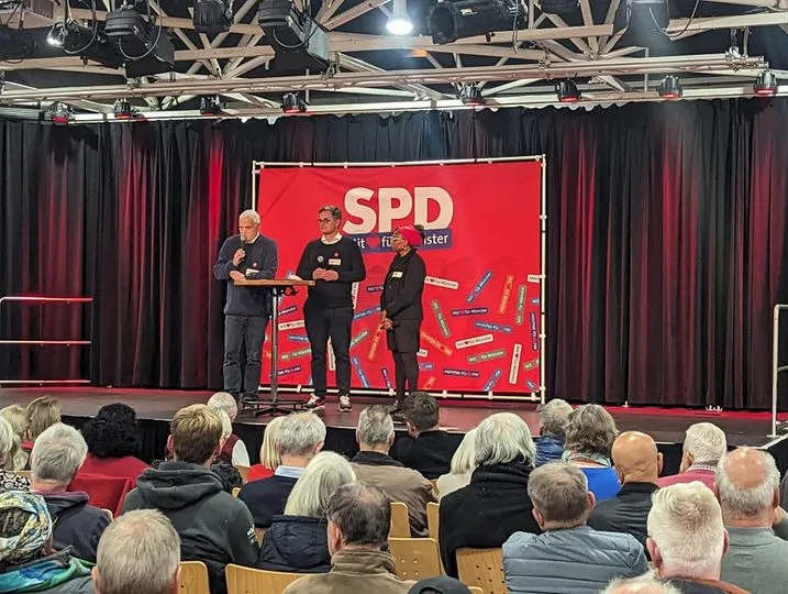 Foto von der Podiumsdiskussion, Zuschauer im Vordergrund