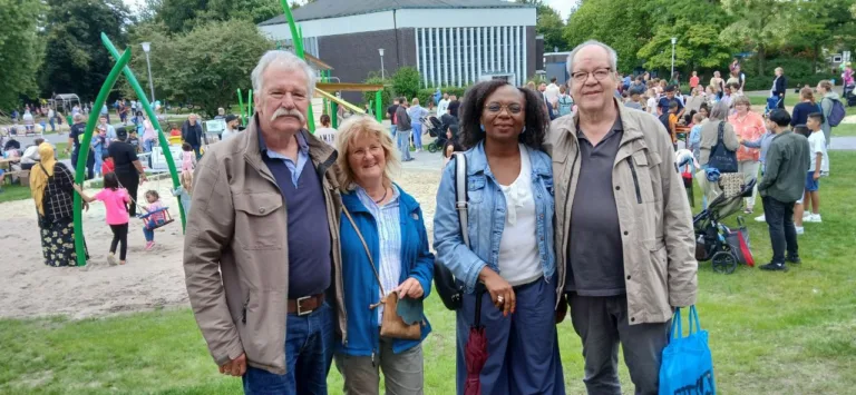 Thomas Borker, Hanni Lamken, Bibiane Benadio und Manfred Igelbrink (alle Mitglieder der BBezirksvertretung Münster Nord) bei der Eröffnung des neugestalteten Spielplatzes auf dem Hamannplatz in Coerde