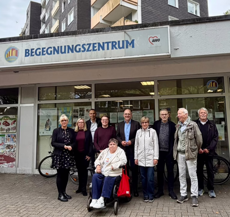 Mitglieder der SPD und interessierte Bürger*innen am Begegnungszentrum Kinderhaus