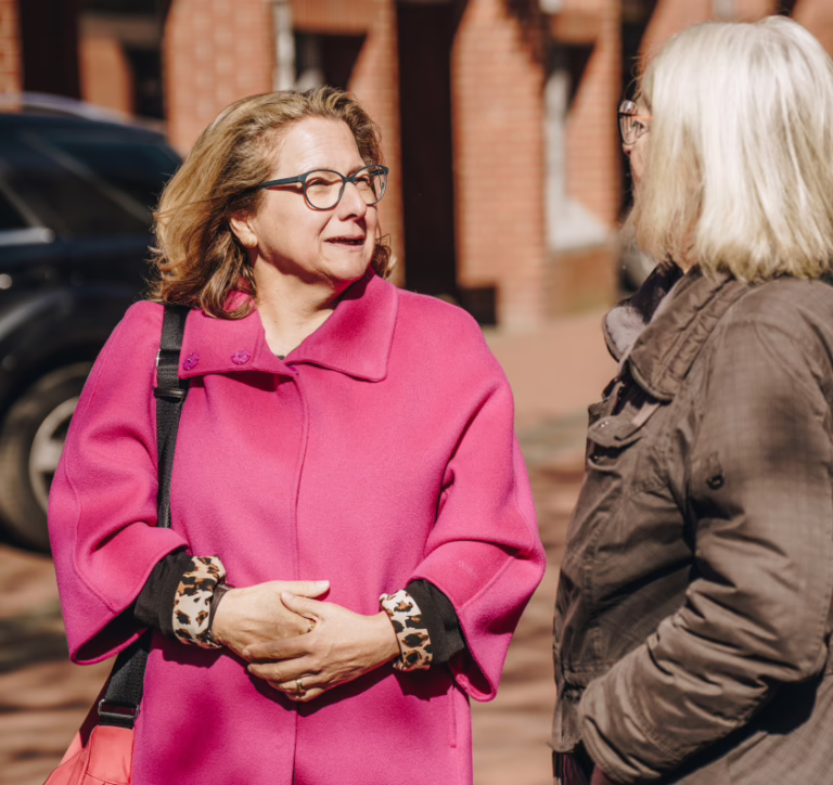 Svenja Schulze im Gespräch auf dem Wochenmarkt in Kinderhaus